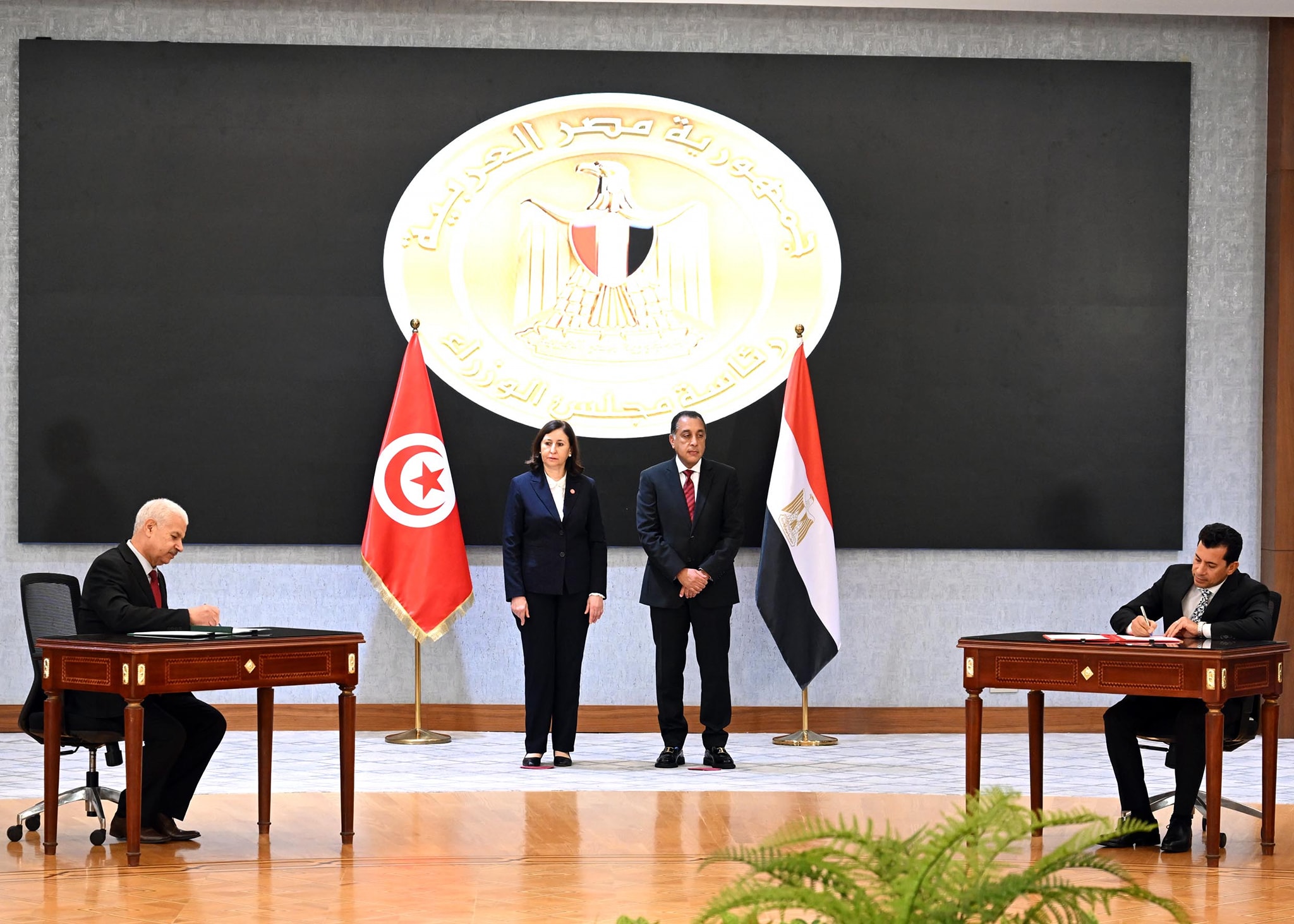 رئيسا وزراء مصر وتونس يشهدان توقيع 8 وثائق