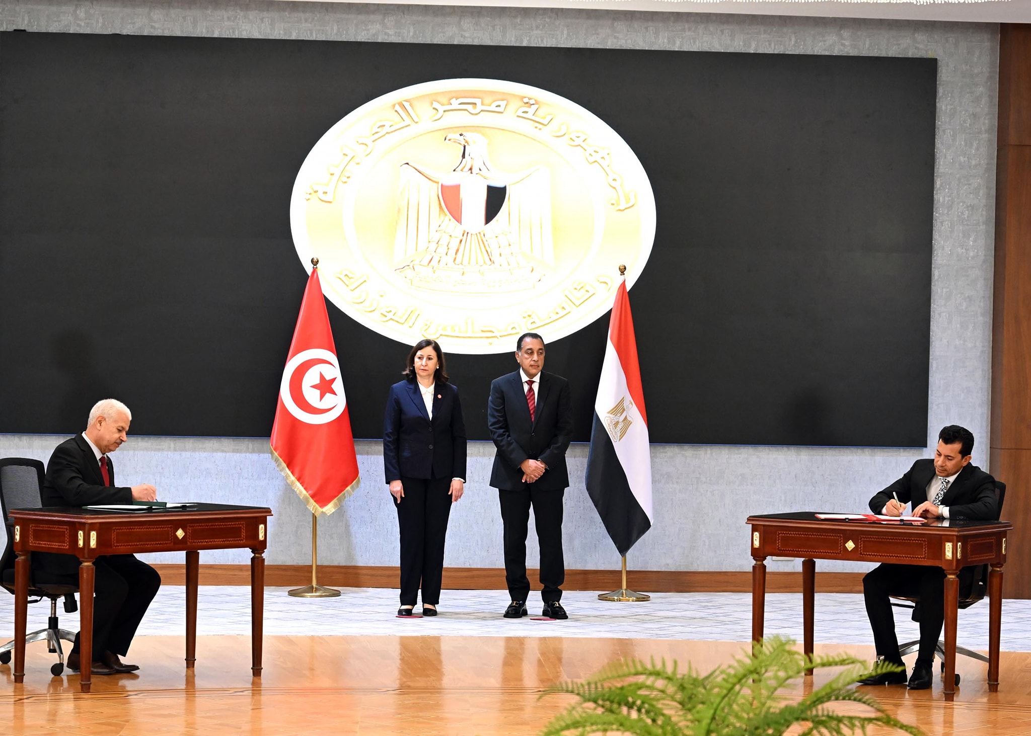 رئيسا وزراء مصر وتونس يشهدان توقيع 8 وثائق