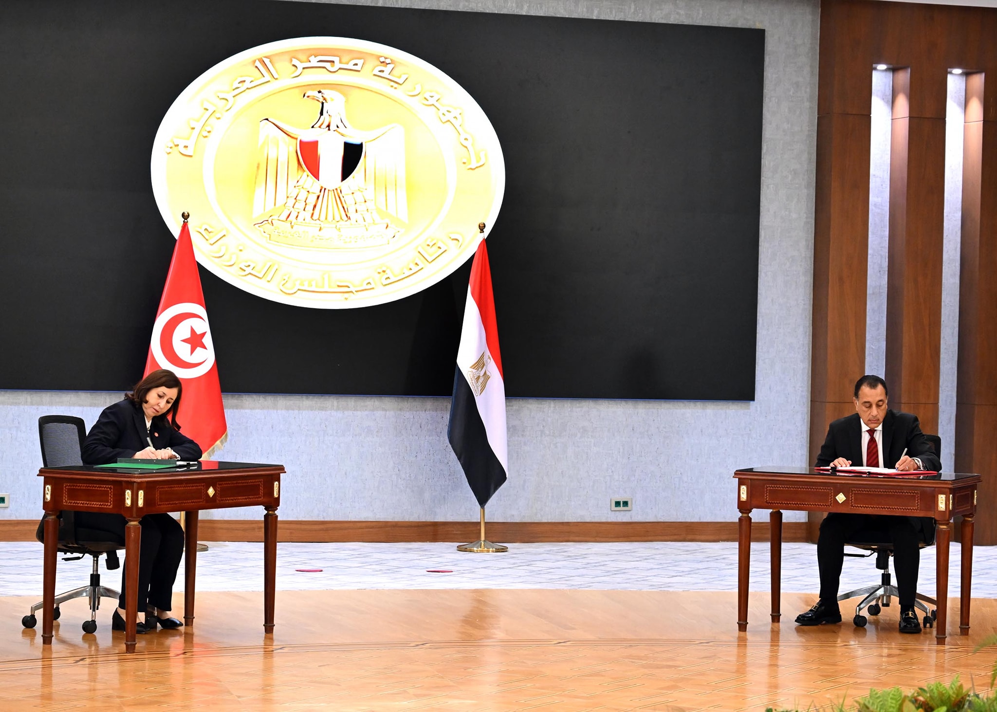 رئيسا وزراء مصر وتونس يشهدان توقيع 8 وثائق
