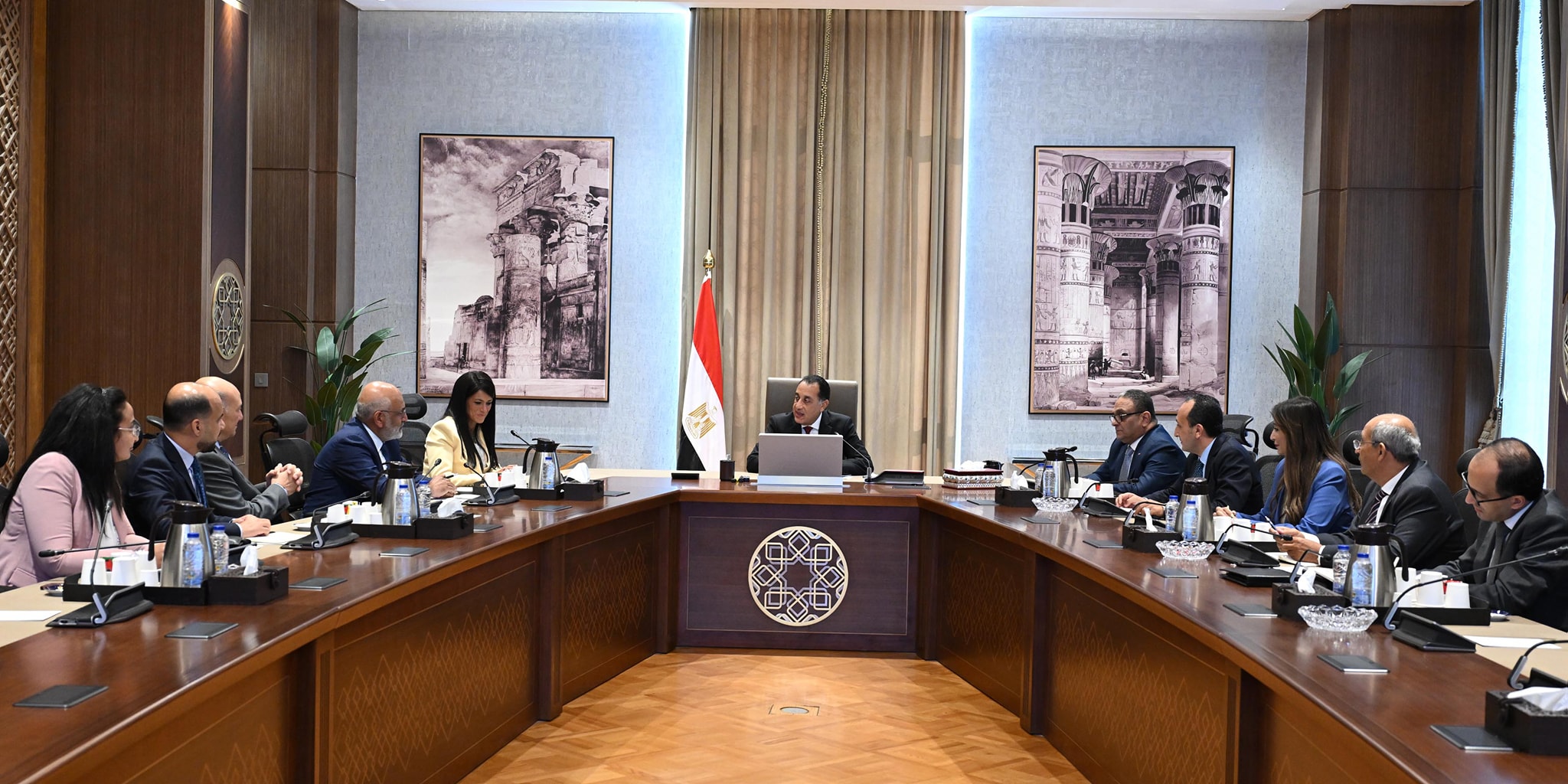 رئيس الوزراء مع المدير التنفيذي لمصر بمجموعة البنك الدولي