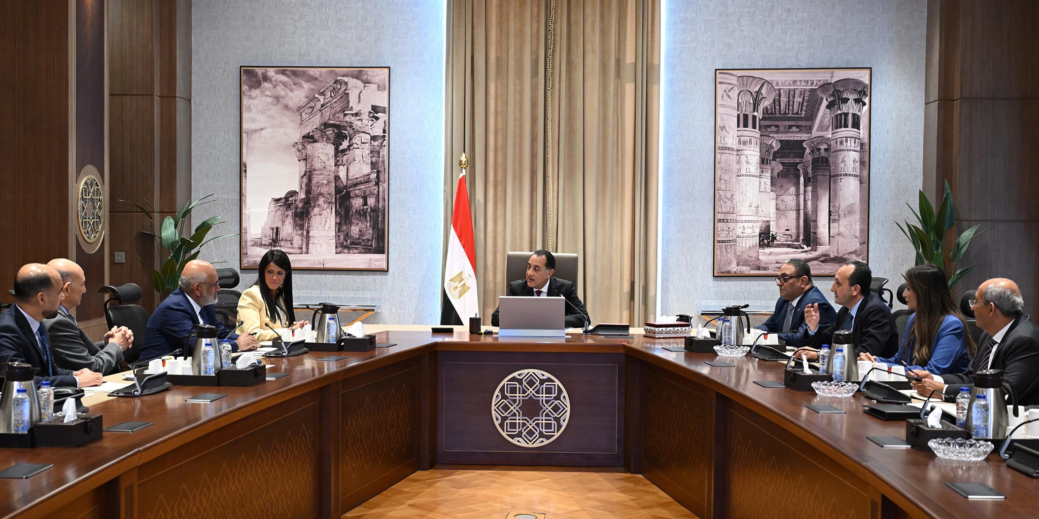 رئيس الوزراء مع المدير التنفيذي لمصر بمجموعة البنك الدولي