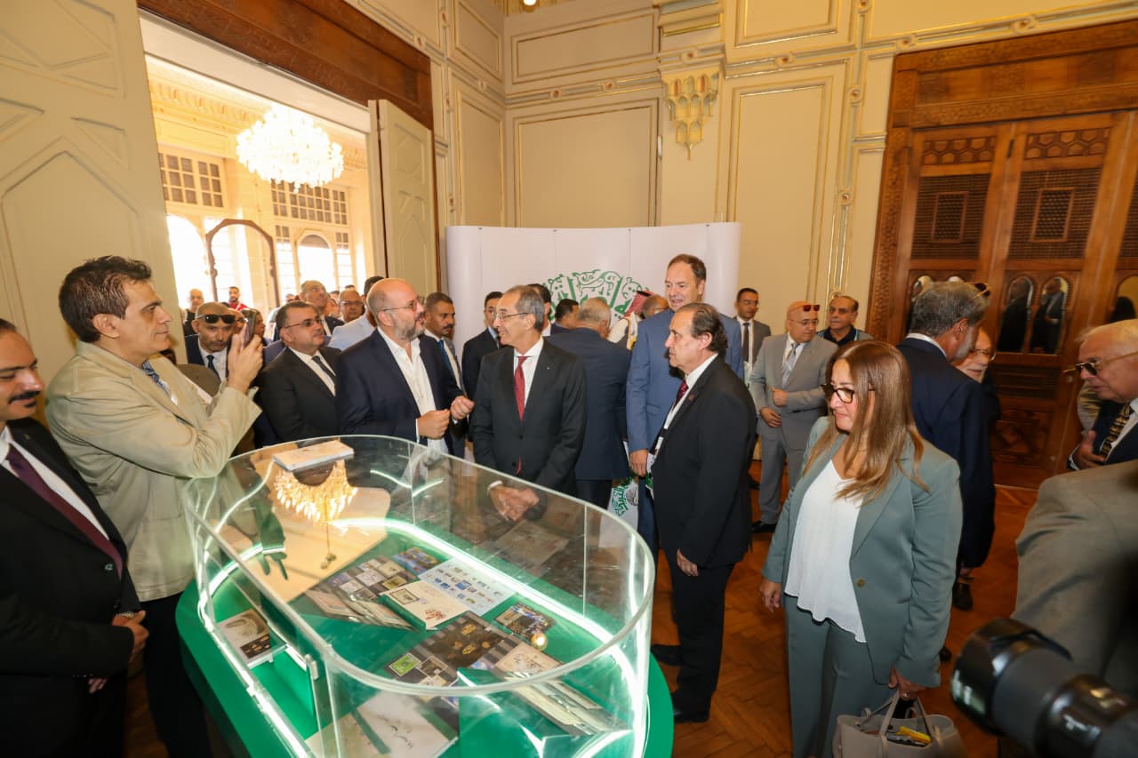 وزير الاتصالات يفتتح معرض للطوابع البريدية