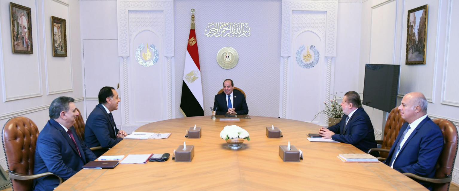 الرئيس السيسي يجتمع مع رئيس الوزراء ومحافظ البنك المركزي