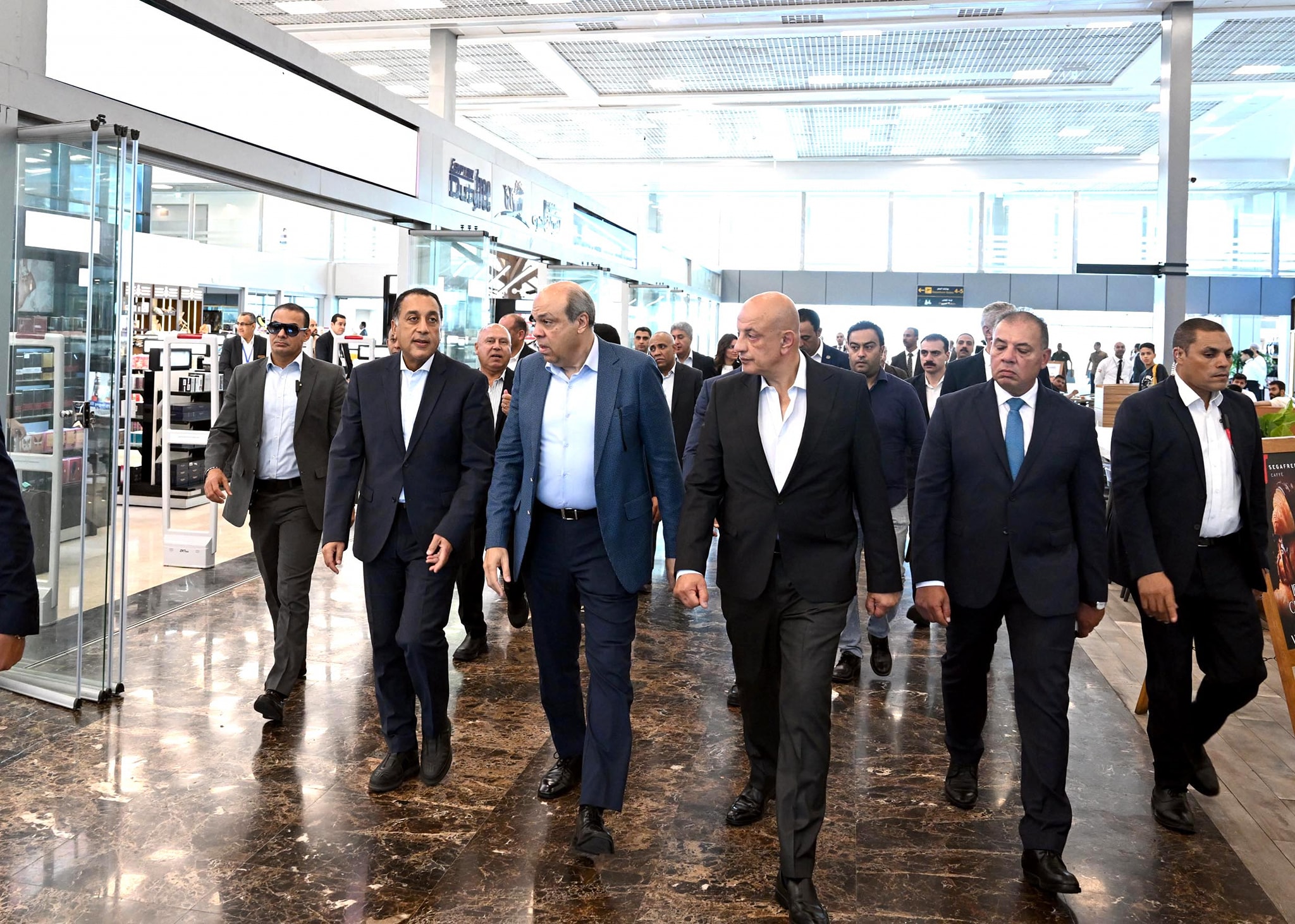 رئيس الوزراء يتفقد مطار سفنكس الدولي