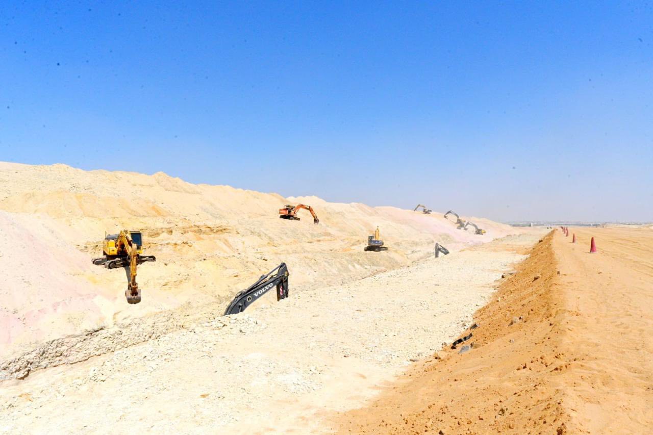 وزير الإسكان يتفقد مشروعات شبكات الطرق بالشيخ زايد