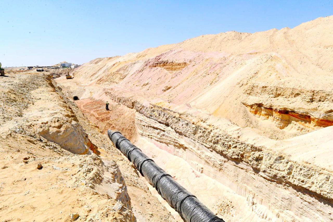 وزير الإسكان يتفقد مشروعات شبكات الطرق بالشيخ زايد