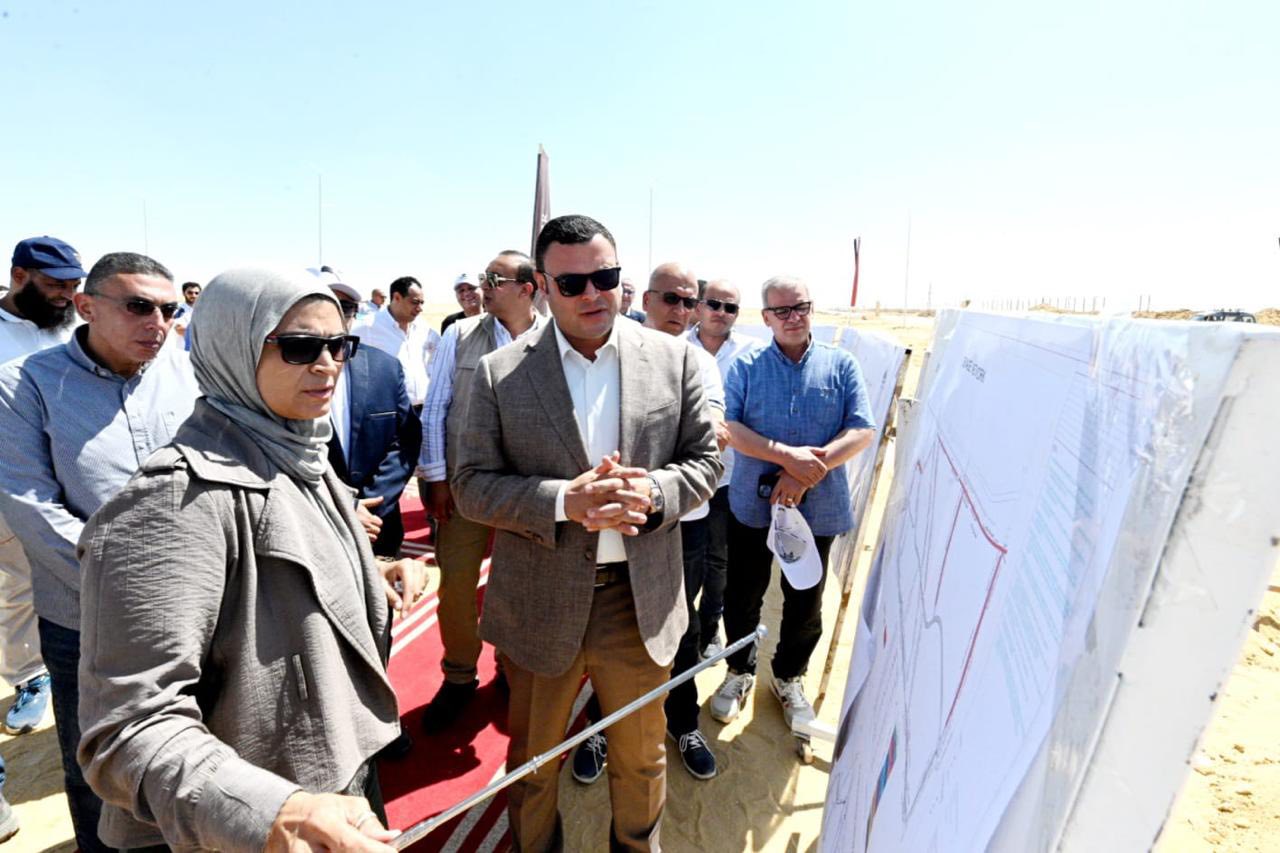 وزير الإسكان يتفقد مشروعات شبكات الطرق بالشيخ زايد