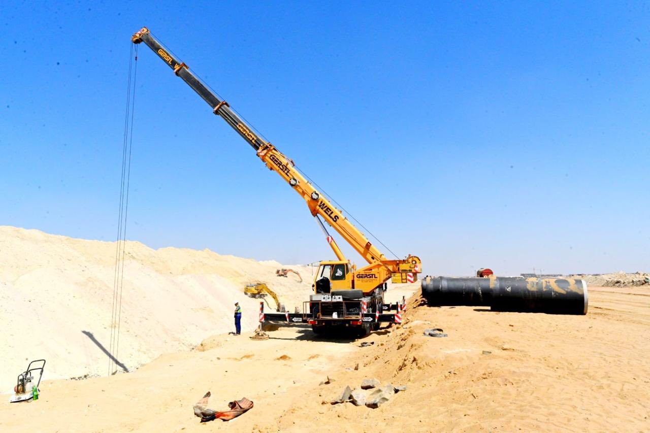 وزير الإسكان يتفقد مشروعات شبكات الطرق بالشيخ زايد