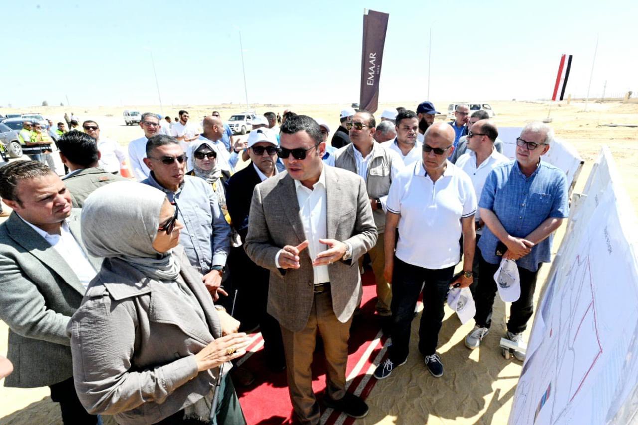وزير الإسكان يتفقد مشروعات شبكات الطرق بالشيخ زايد