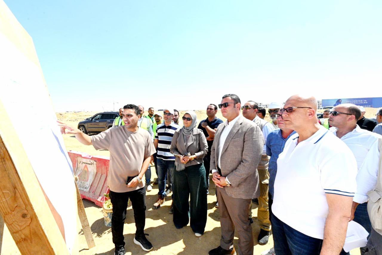 وزير الإسكان يتفقد مشروعات شبكات الطرق بالشيخ زايد