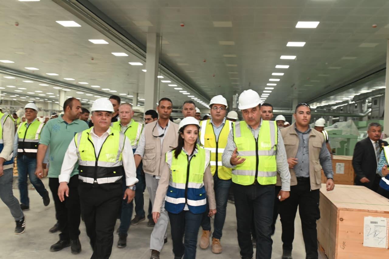 وزير قطاع الأعمال في زيارة لشركة مصر للغزل والنسيج