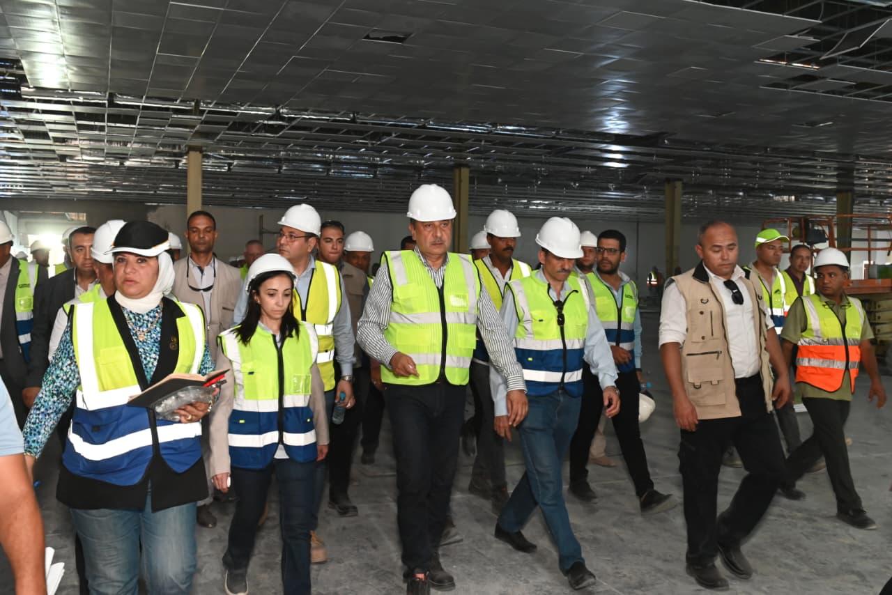وزير قطاع الأعمال في زيارة لشركة مصر للغزل والنسيج