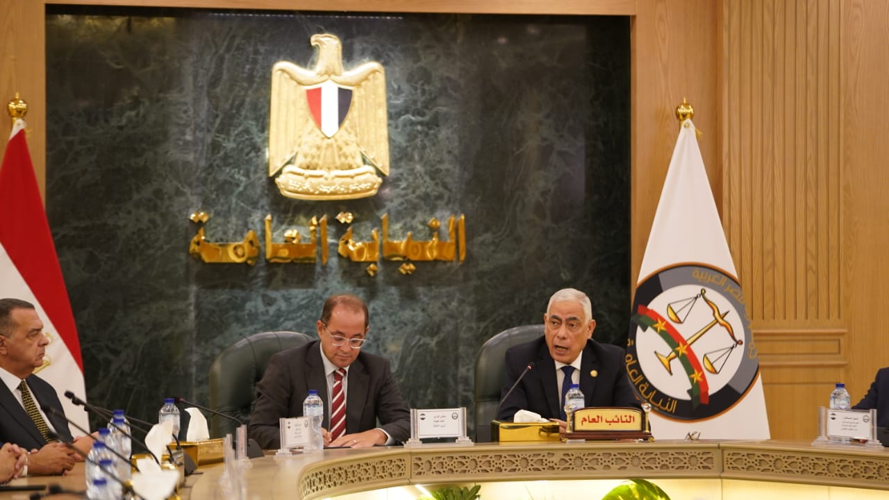 النائب العام يجتمع مع وزير المالية
