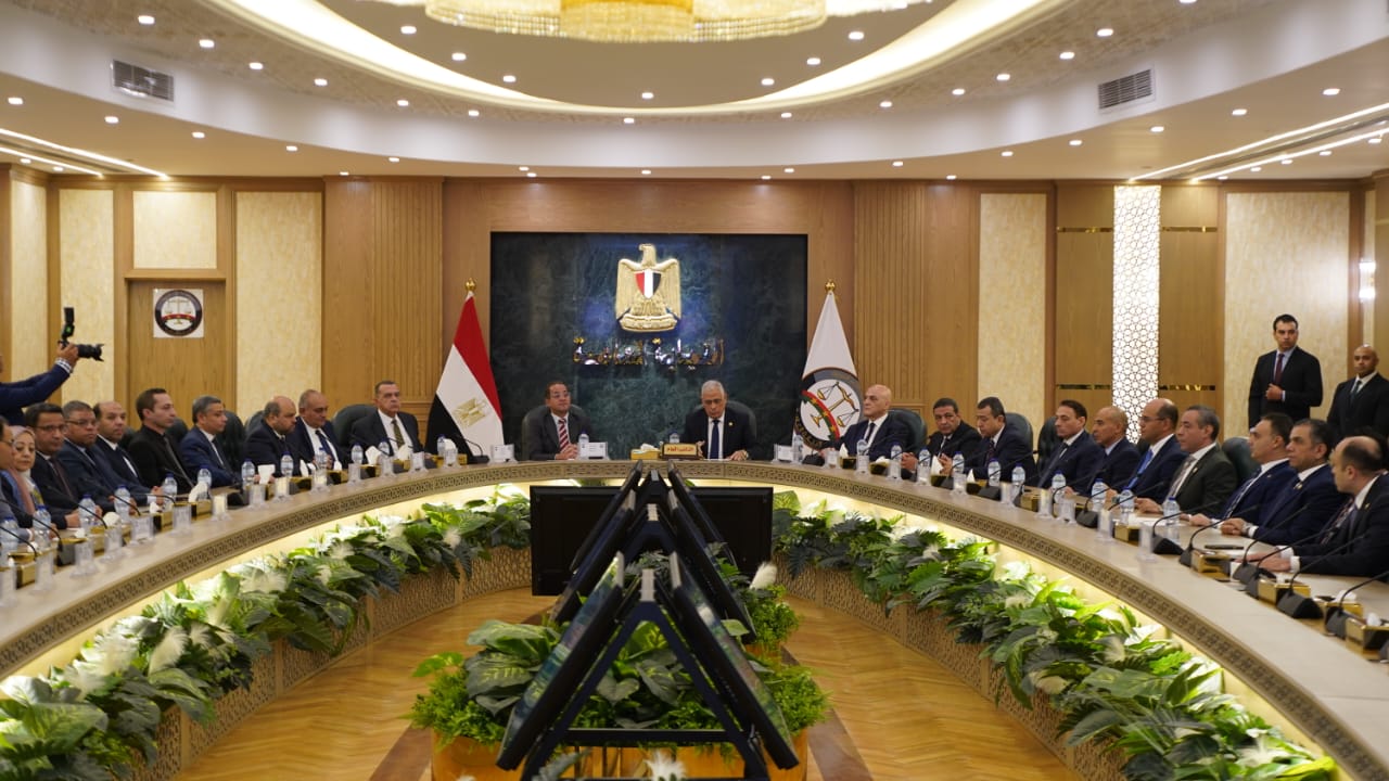 النائب العام يجتمع مع وزير المالية