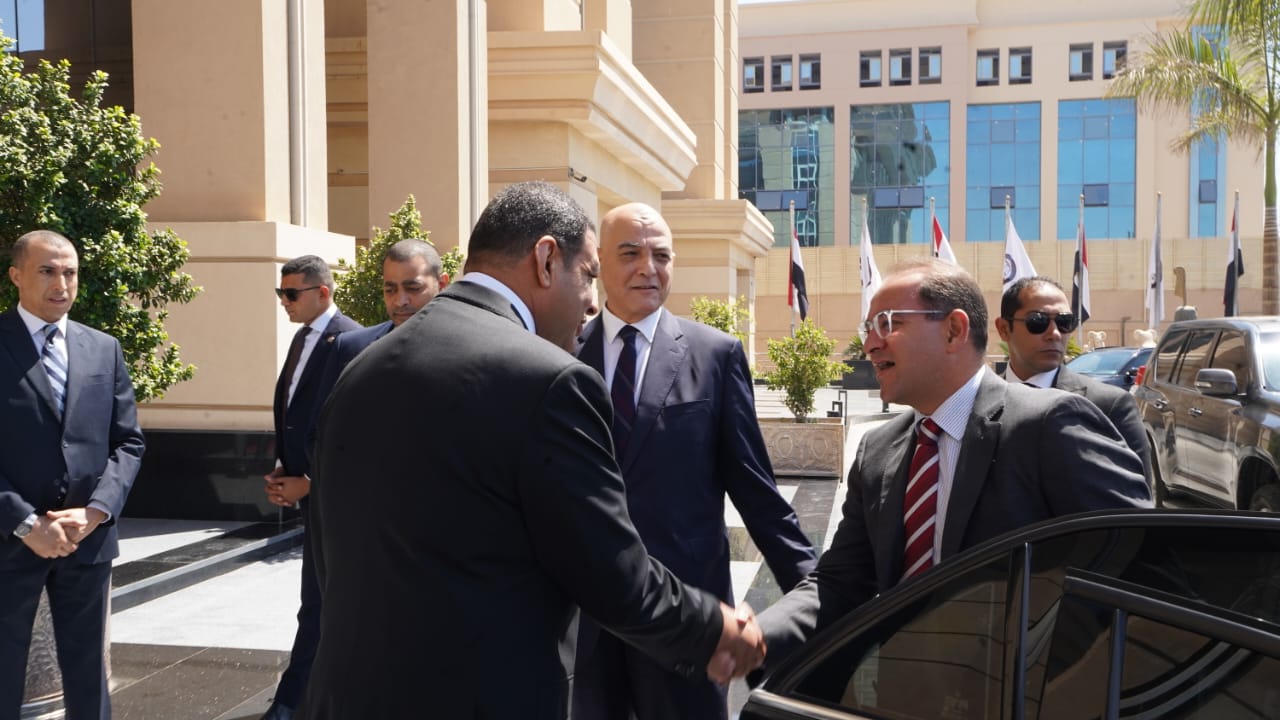 النائب العام يجتمع مع وزير المالية