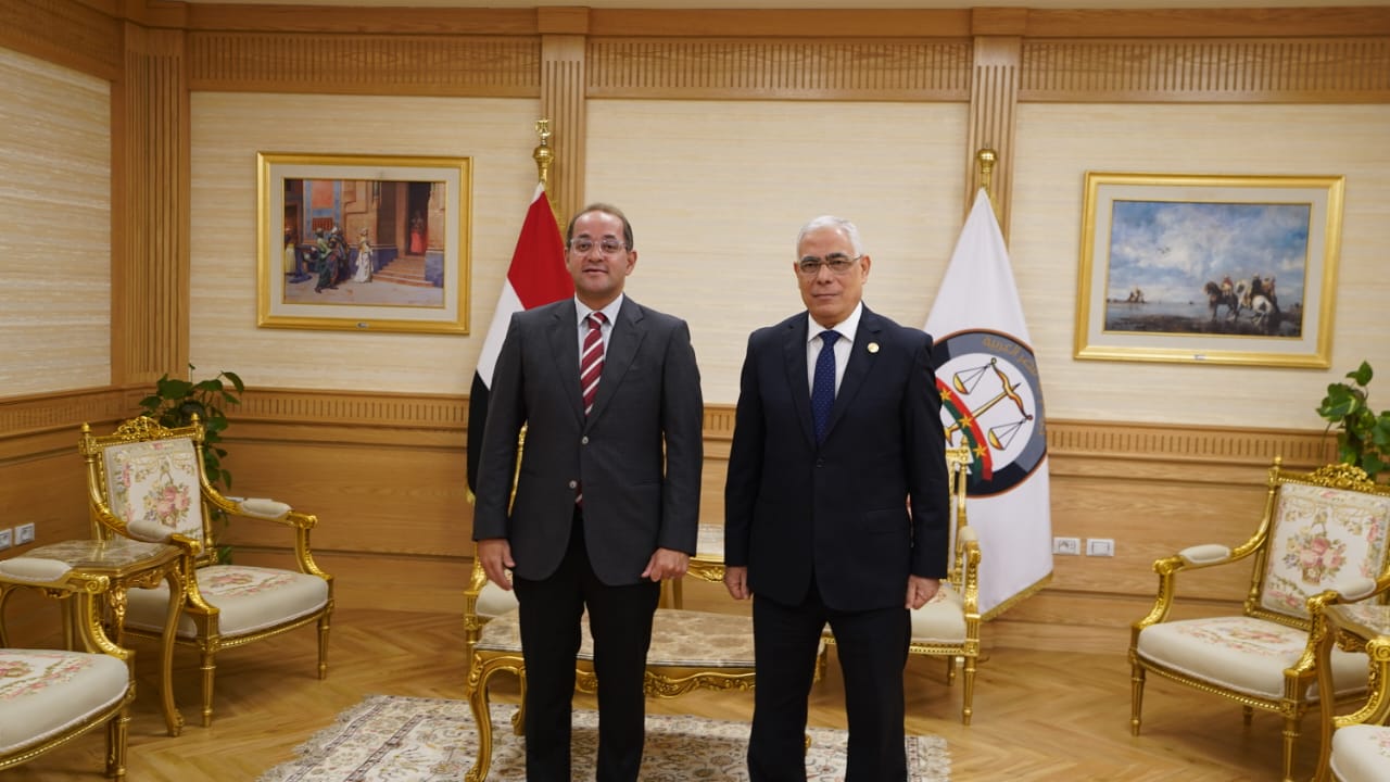 النائب العام يجتمع مع وزير المالية