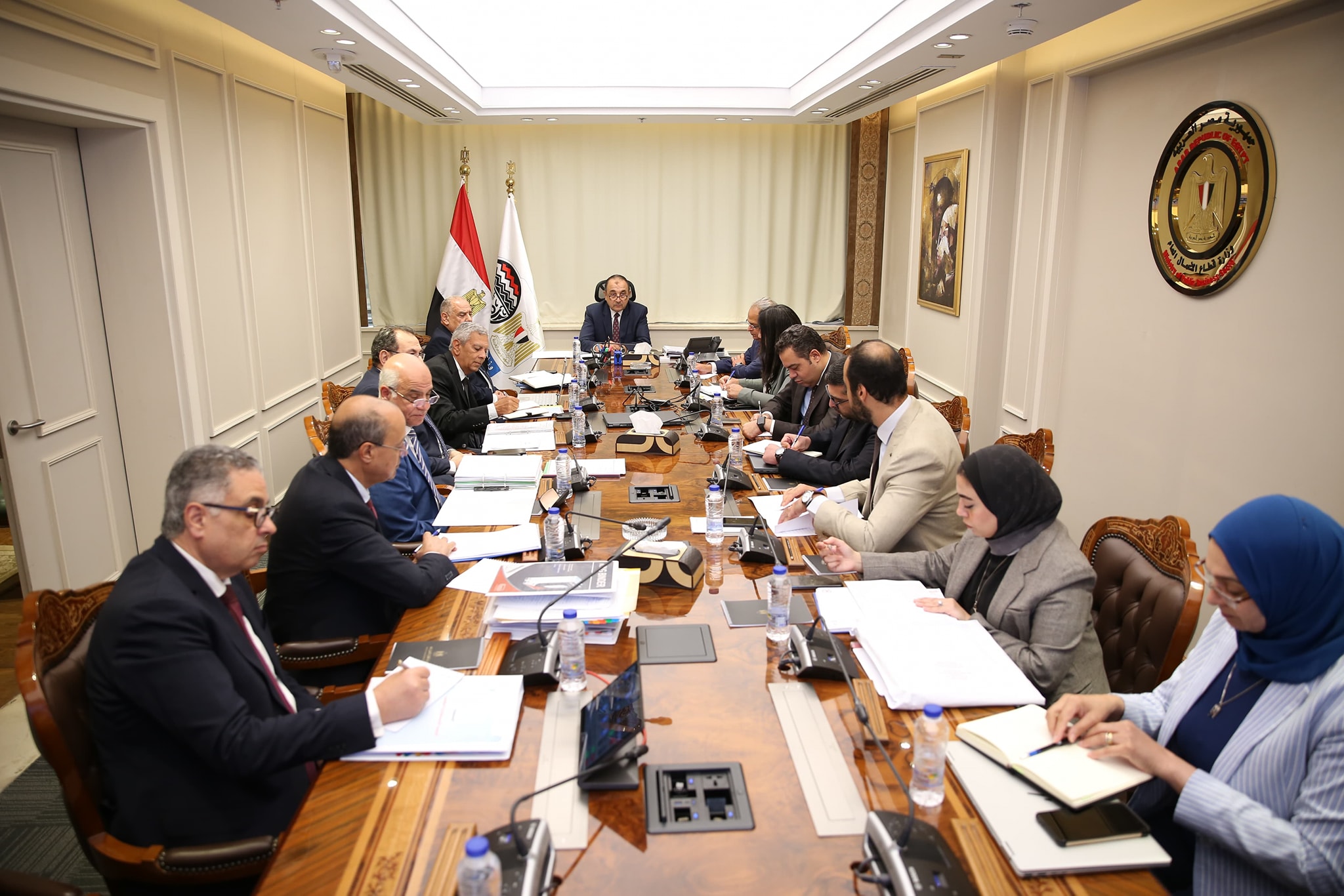 وزير قطاع الأعمال يجتمع مع رؤساء الشركات القابضة