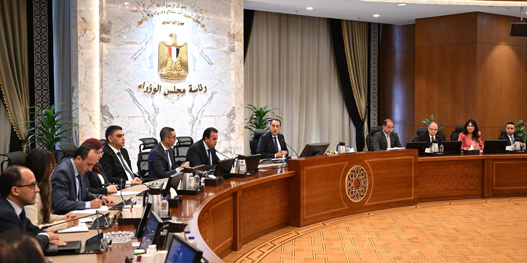 رئيس الوزراء يتابع جهود توفير الأدوية والمستلزمات الطبية