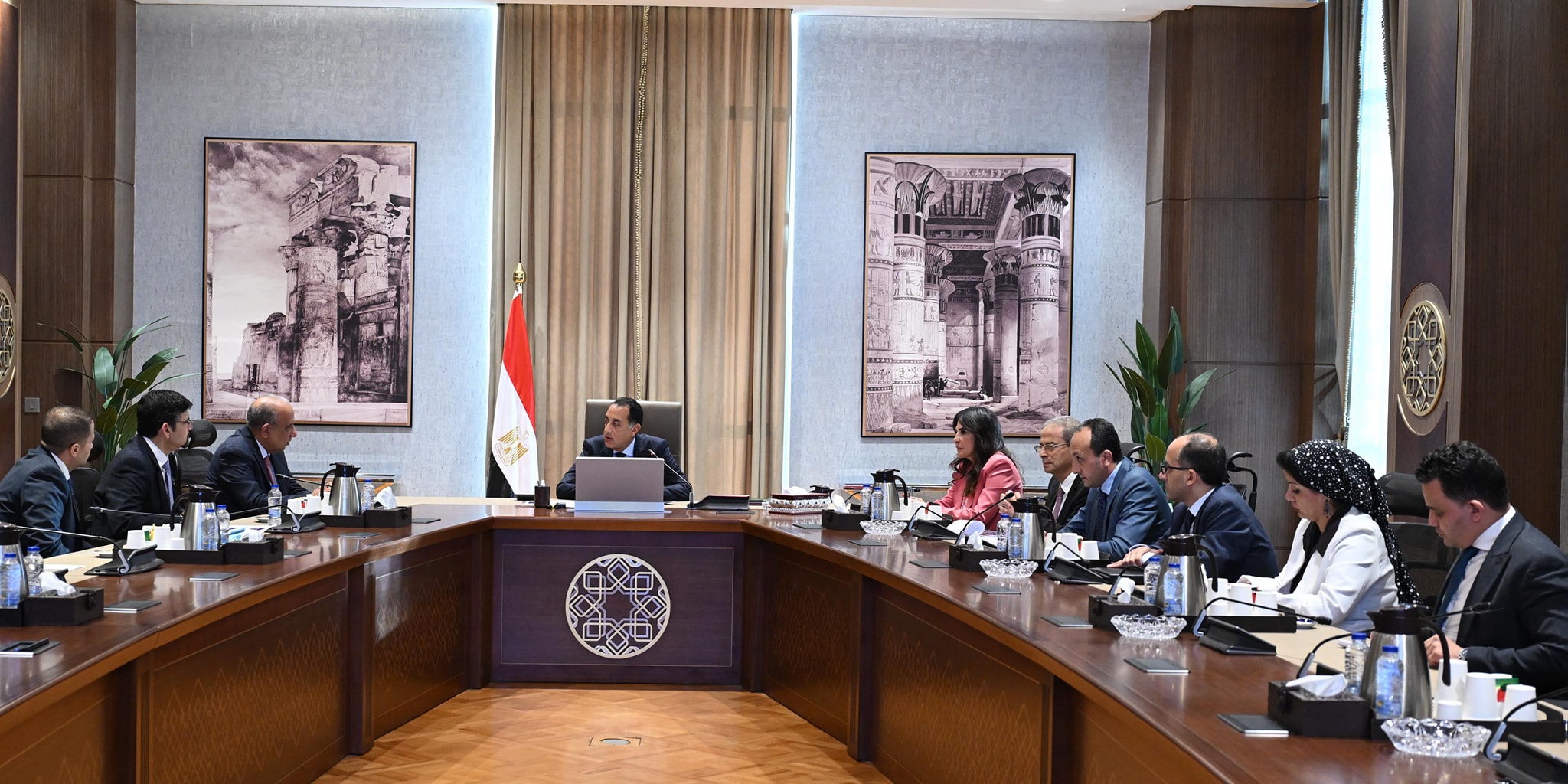 رئيس الوزراء يلتقي مسئولي شركة سيمنز الألمانية