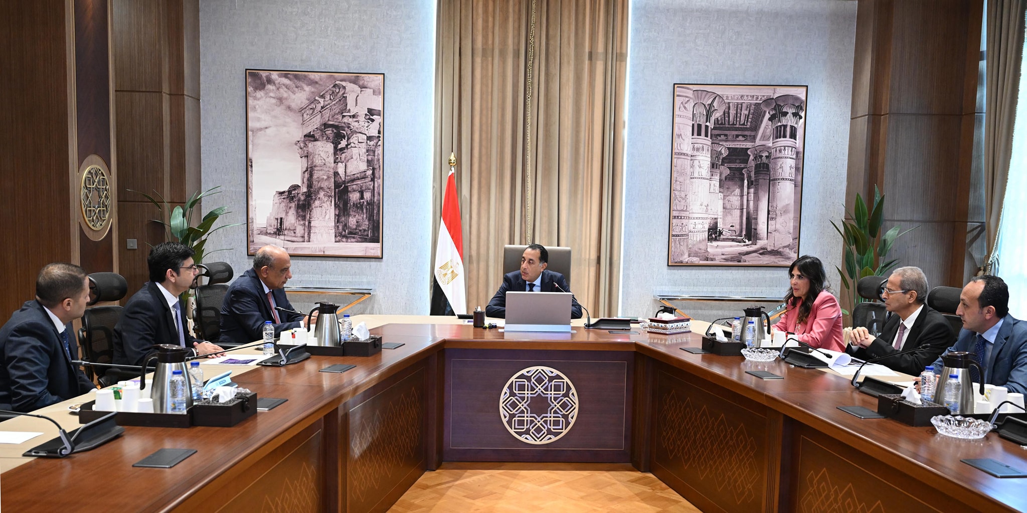 رئيس الوزراء يلتقي مسئولي شركة سيمنز الألمانية