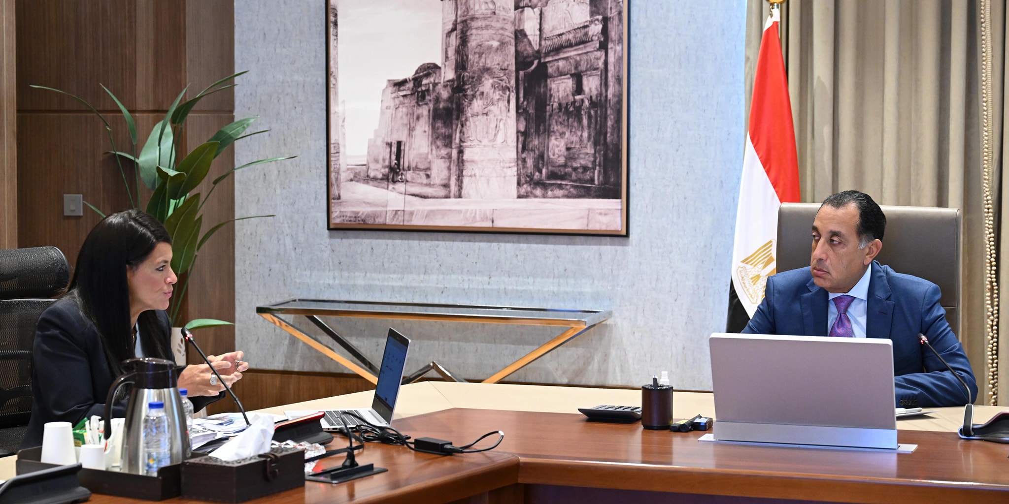 رئيس الوزراء يجتمع مع وزيرة التخطيط