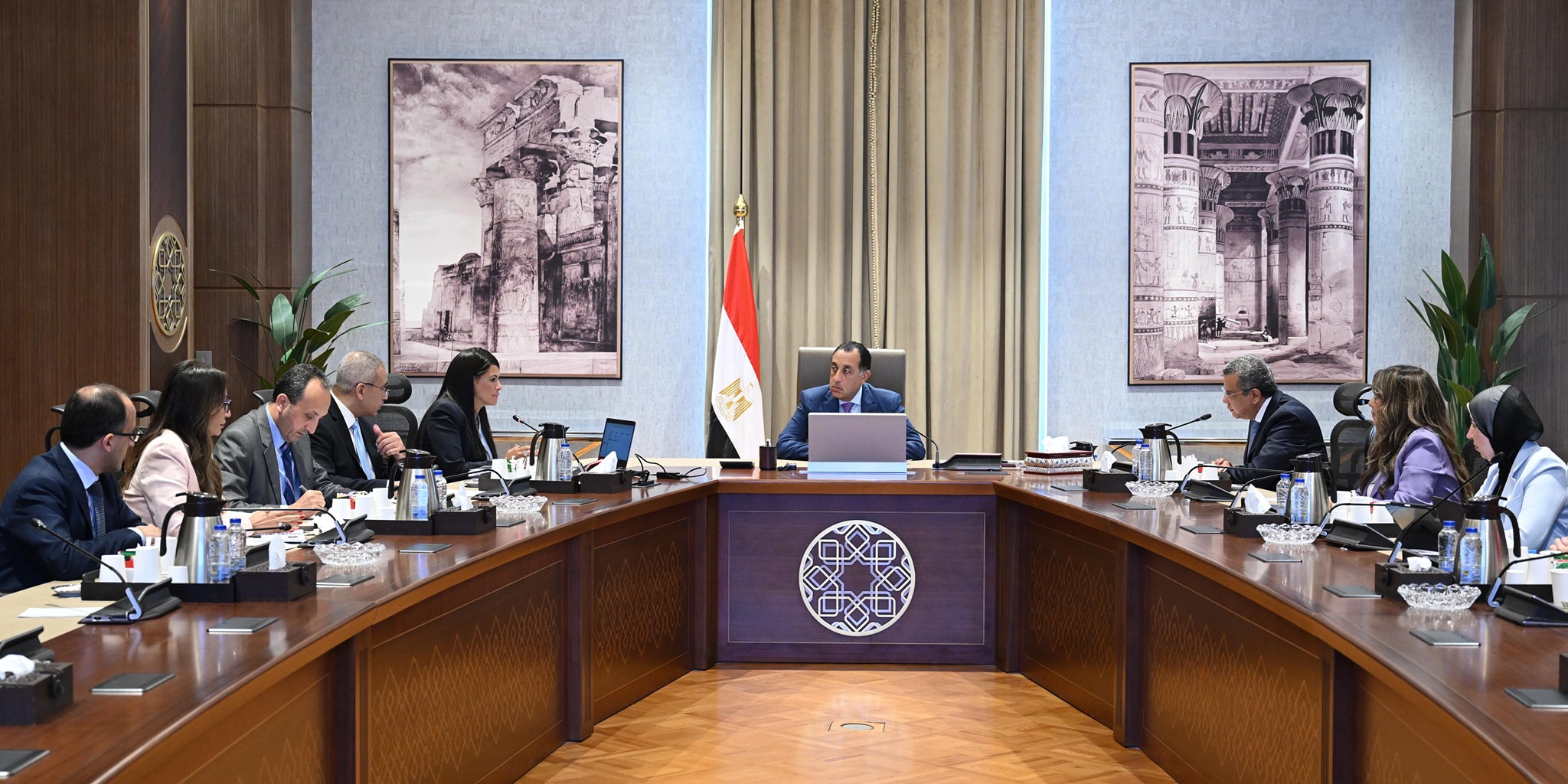 رئيس الوزراء يجتمع مع وزيرة التخطيط