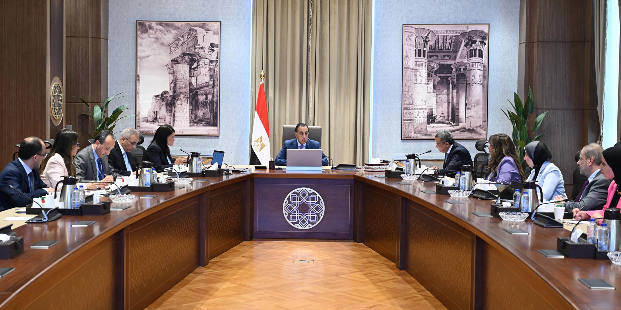 رئيس الوزراء يجتمع مع وزيرة التخطيط