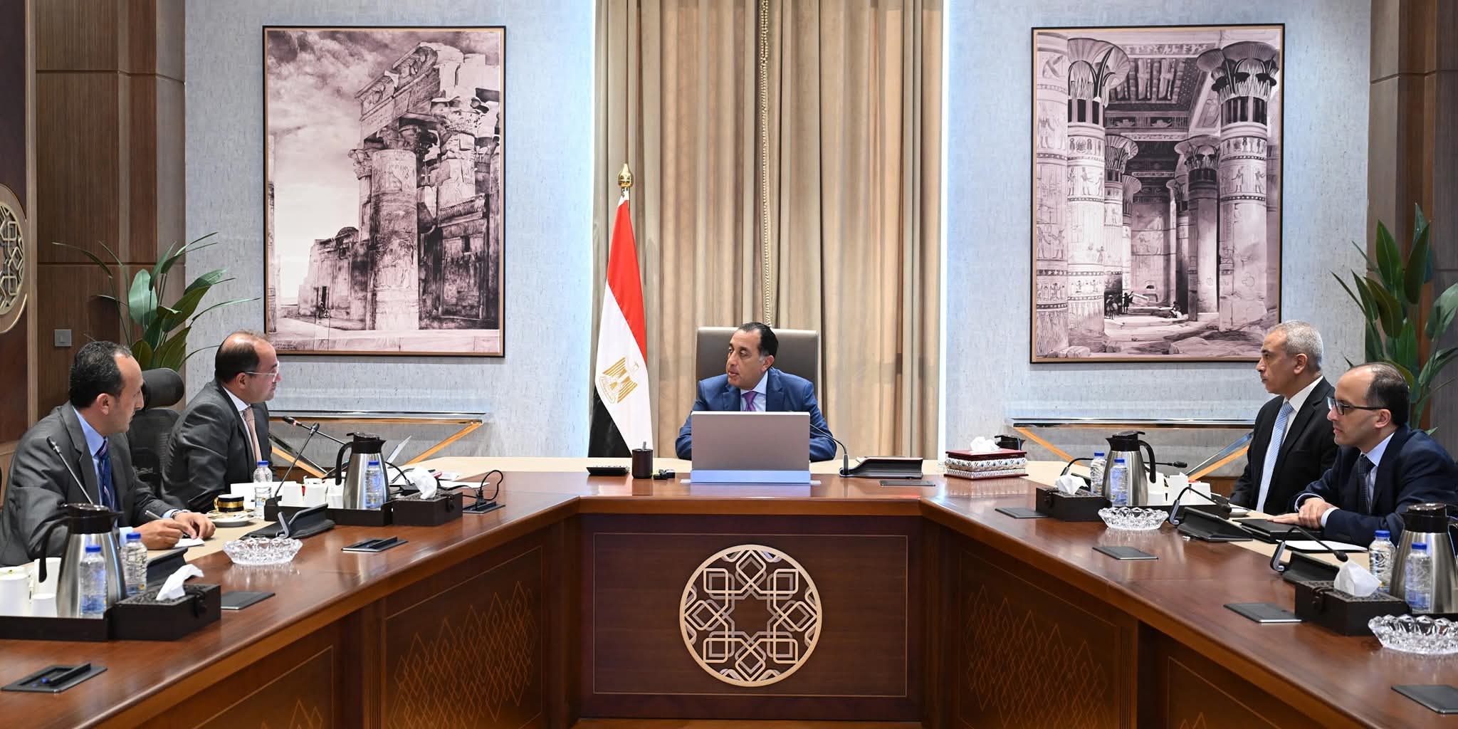 رئيس الوزراء يجتمع مع وزير المالية