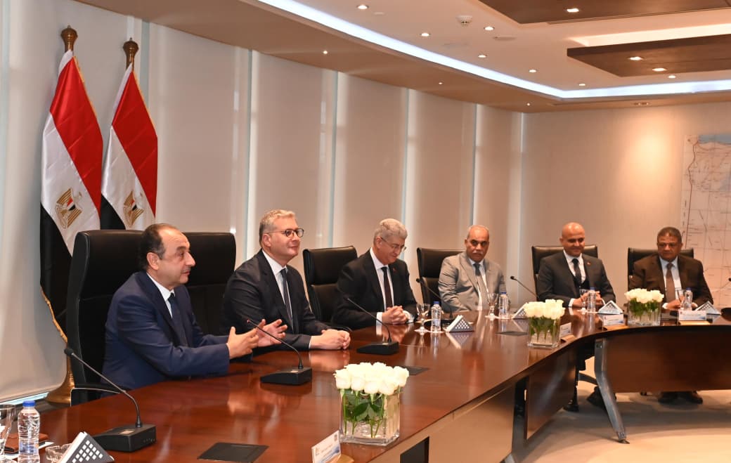وزيرا قطاع الأعمال والبترول يشهدان توقيع عقد بين إيجوث وبتروجت