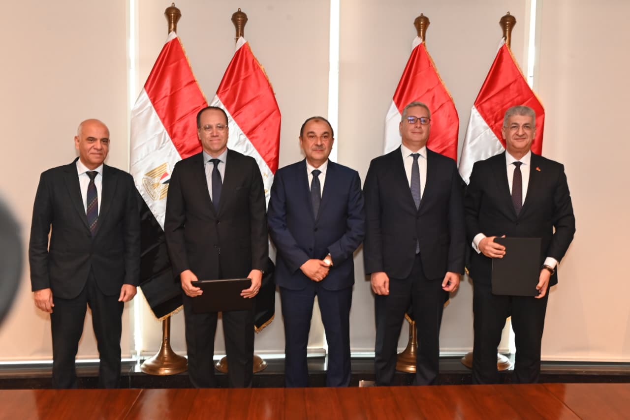 وزيرا قطاع الأعمال والبترول يشهدان توقيع عقد بين إيجوث وبتروجت