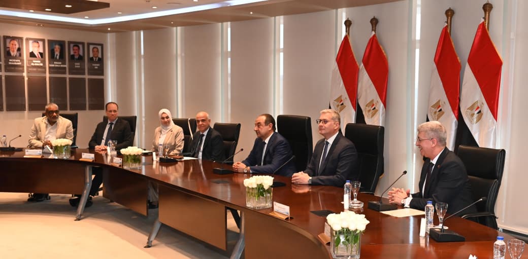 وزيرا قطاع الأعمال والبترول يشهدان توقيع عقد بين إيجوث وبتروجت