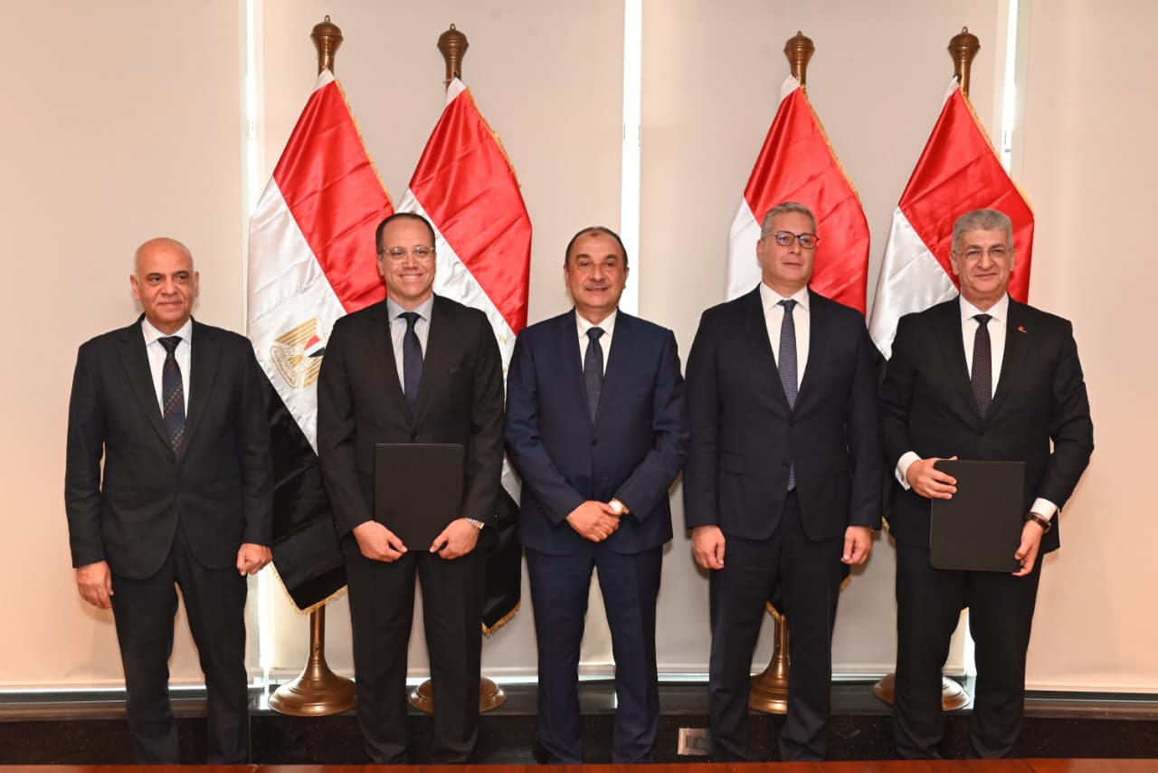 وزيرا قطاع الأعمال والبترول يشهدان توقيع عقد بين إيجوث وبتروجت