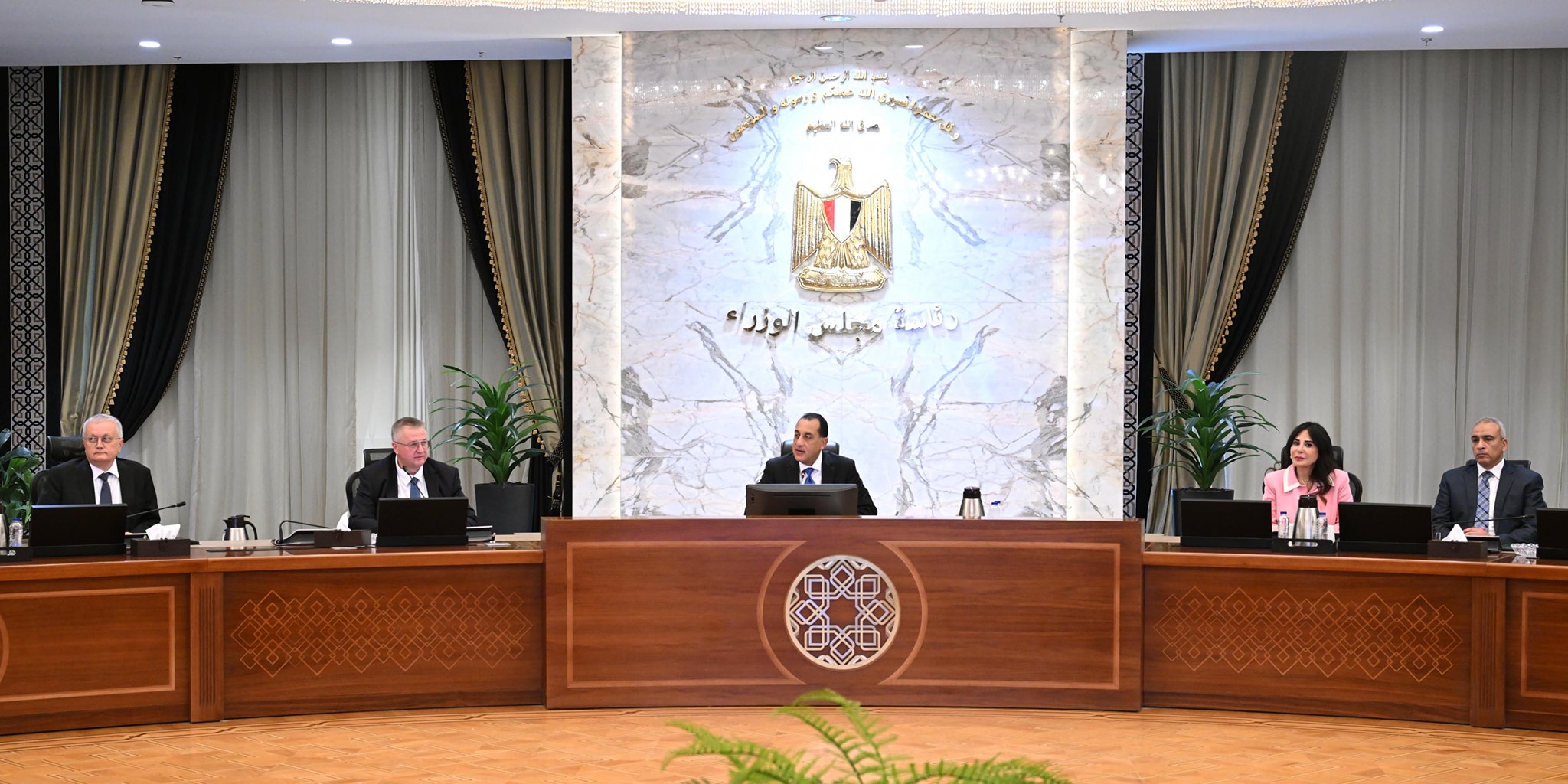 رئيس الوزراء يجتمع مع نائب رئيس الوزراء الروسي