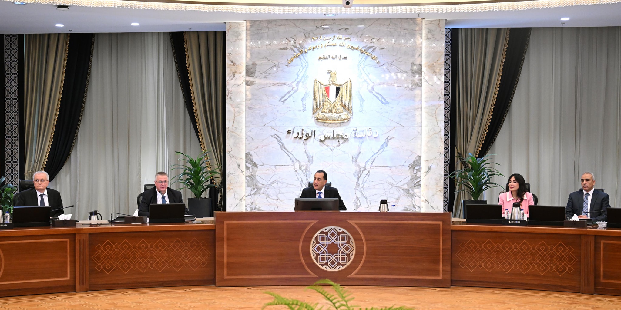 رئيس الوزراء يجتمع مع نائب رئيس الوزراء الروسي