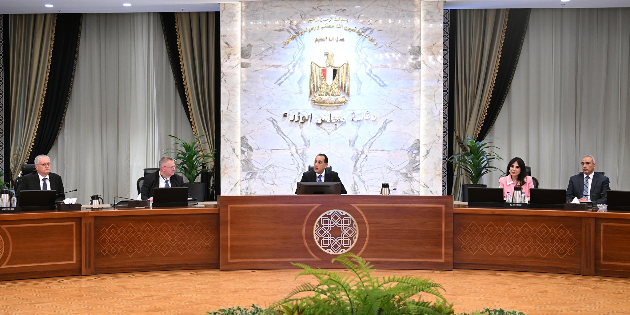رئيس الوزراء يجتمع مع نائب رئيس الوزراء الروسي