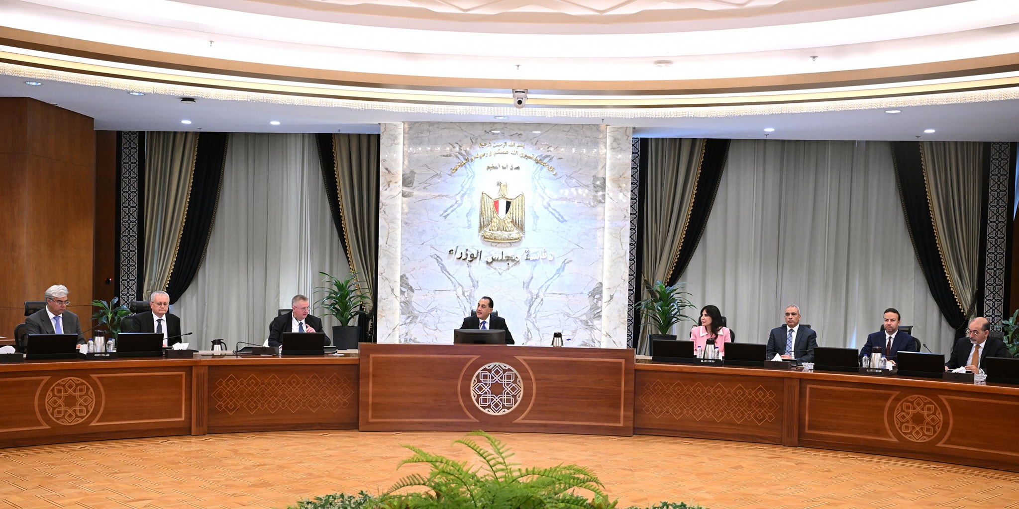 رئيس الوزراء يجتمع مع نائب رئيس الوزراء الروسي