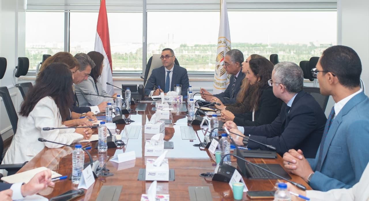 وزير الاستثمار يجتمع مع وفدًا من البنك الأوروبي�