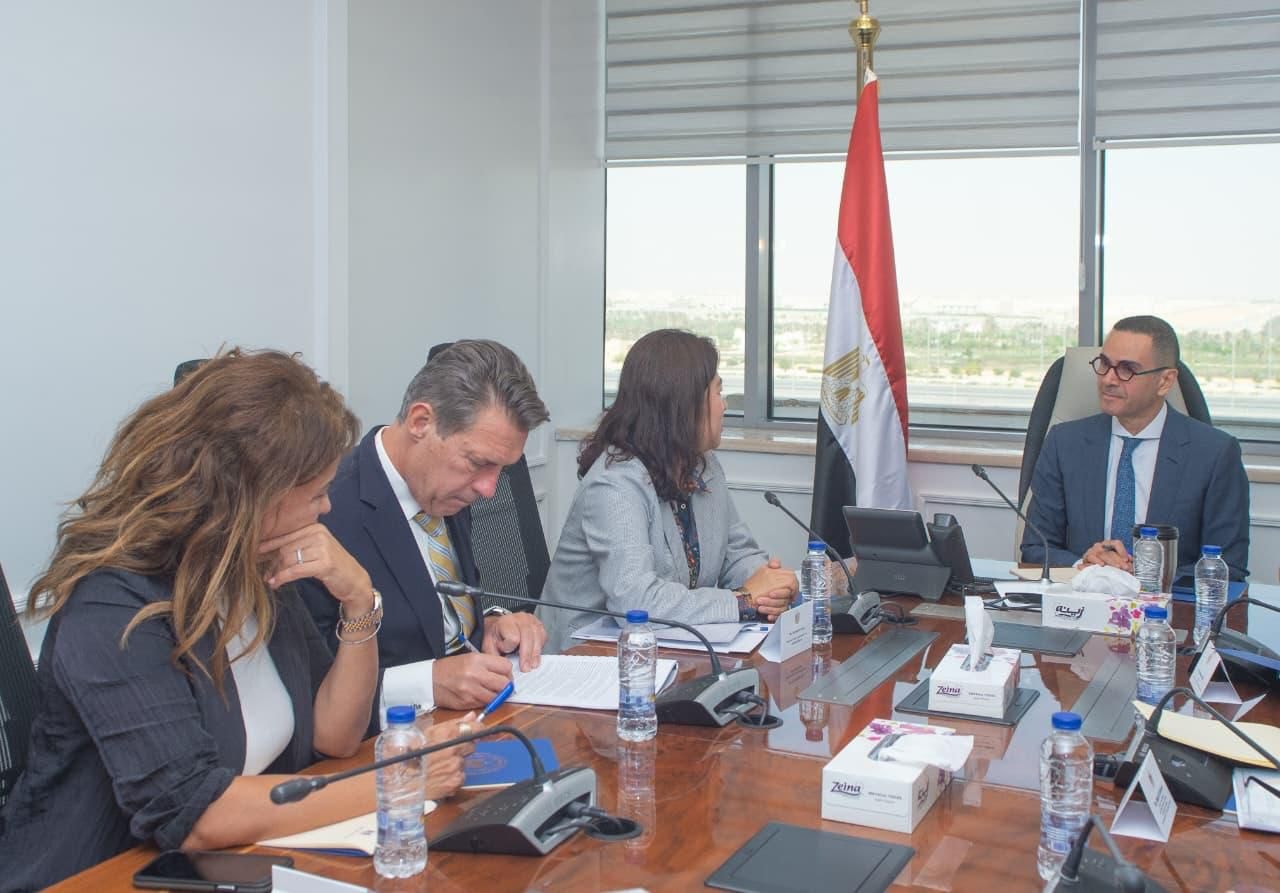 وزير الاستثمار يجتمع مع وفدًا من البنك الأوروبي�