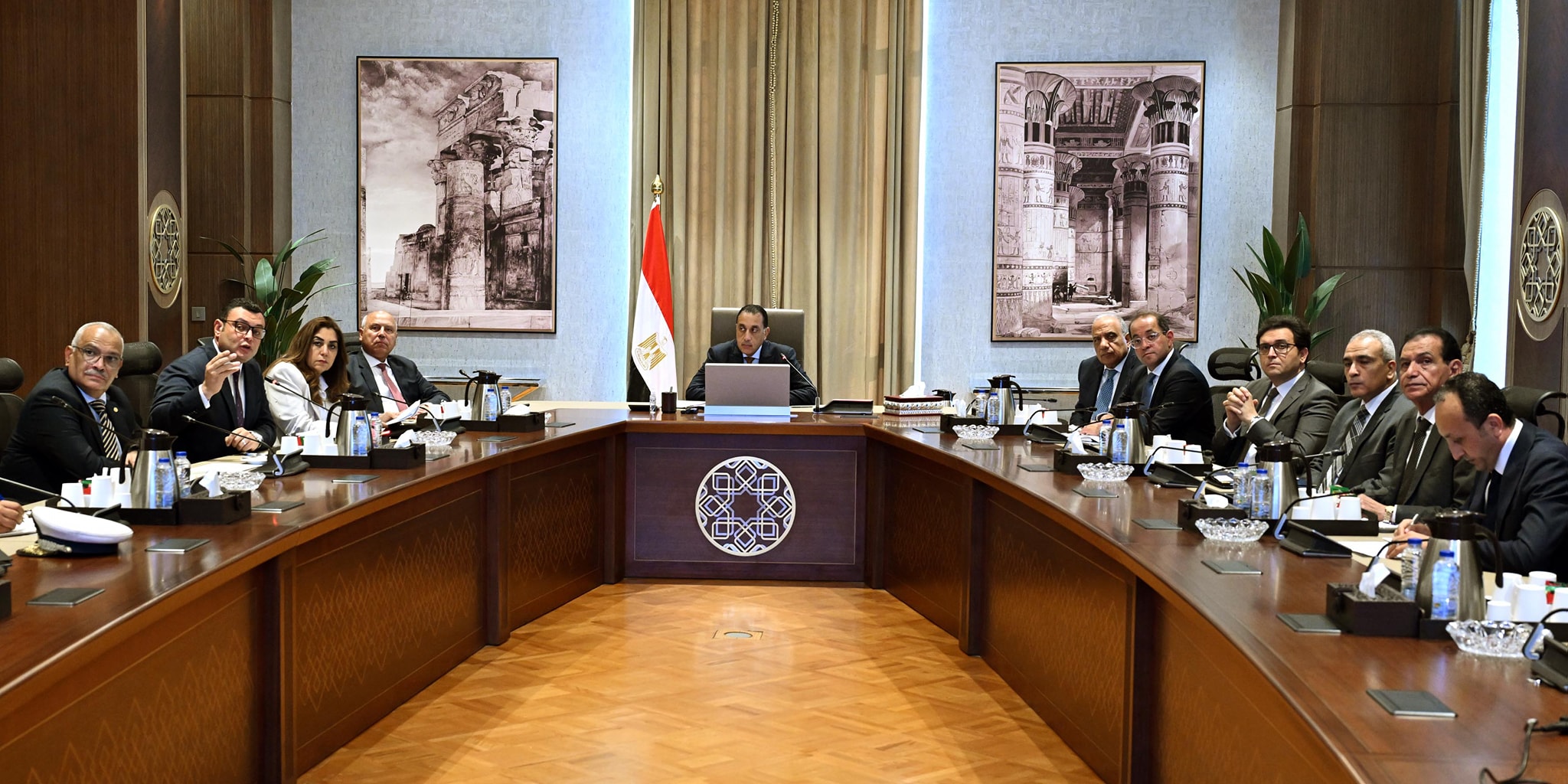 رئيس الوزراء يتابع تنفيذ اشتراطات الإعلانات على الطرق العامة