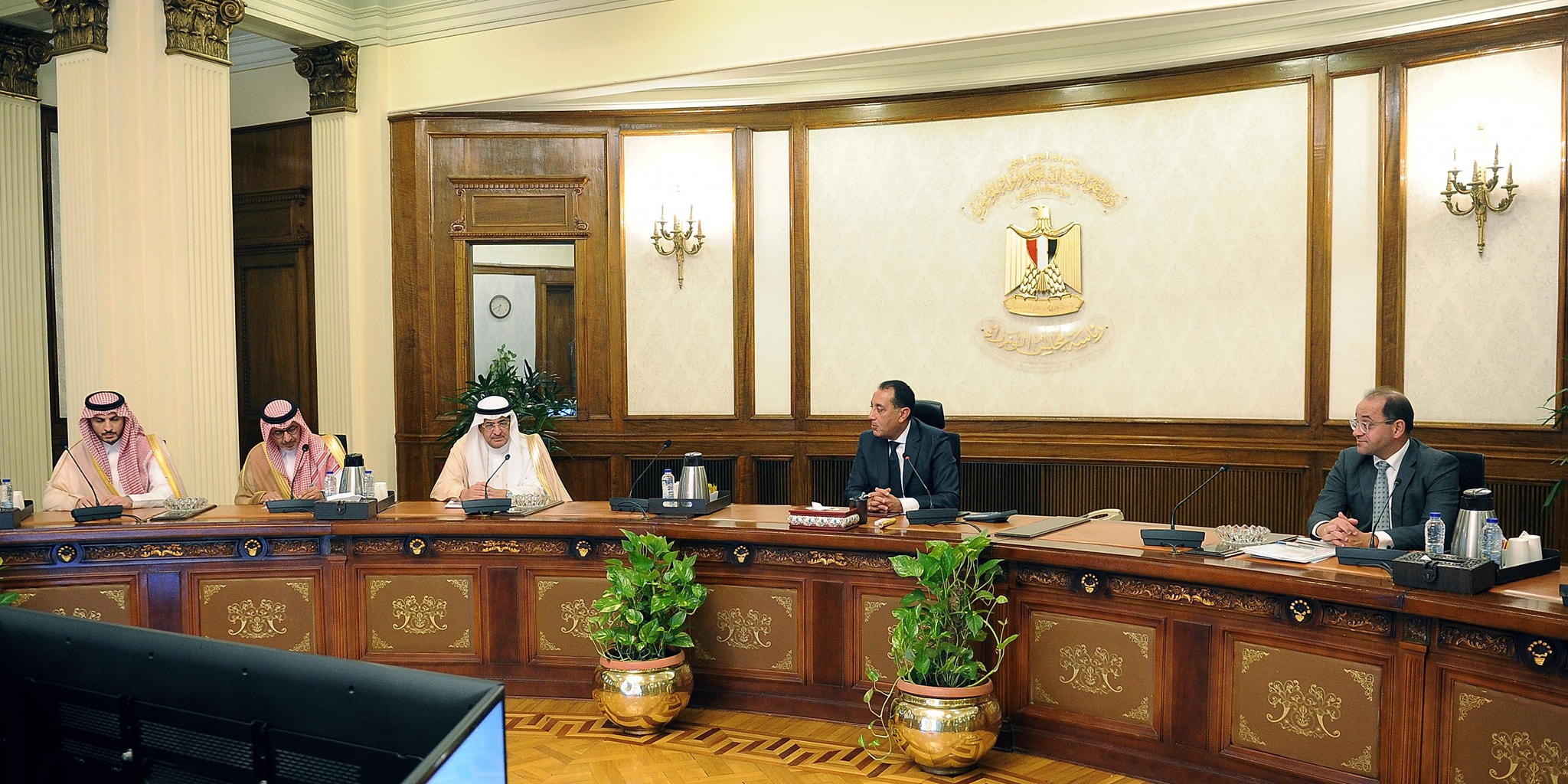 رئيس الوزراء يناقش حزمة استثمارات مع وزير الدولة السعودي