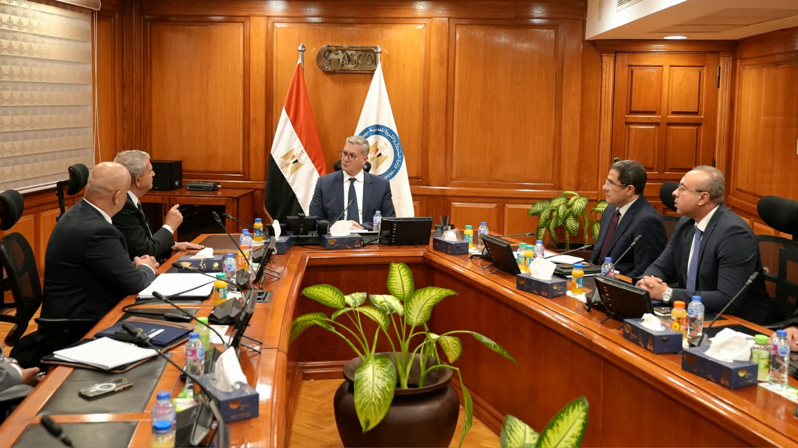 وزير البترول يلتقي مع رئيس شركة تاج أويل الكندية 