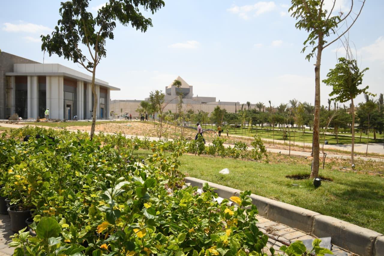 وزير الإسكان يتفقد مكونات مشروع حدائق تلال الفسطاط