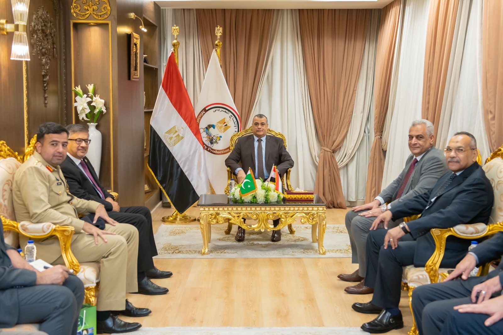 وزير الدولة للإنتاج الحربي يستقبل السفير الباكستاني بالقاهرة