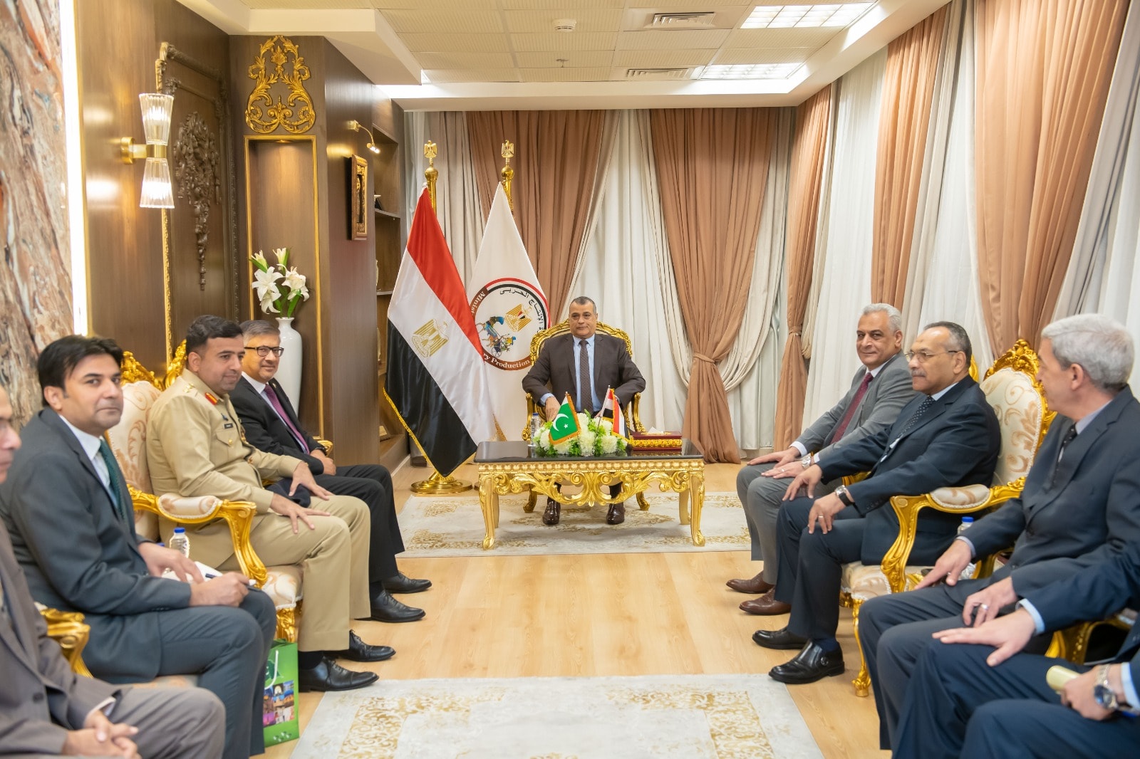 وزير الدولة للإنتاج الحربي يستقبل السفير الباكستاني بالقاهرة