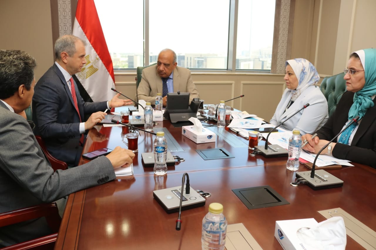 وزير الكهرباء يجتمع مع مسئولي شركة الكازار الإماراتية