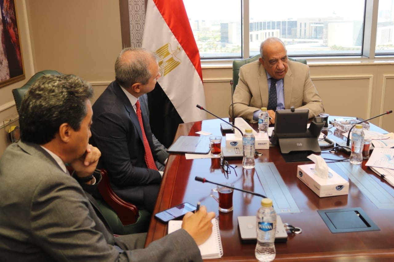 وزير الكهرباء يجتمع مع مسئولي شركة الكازار الإماراتية