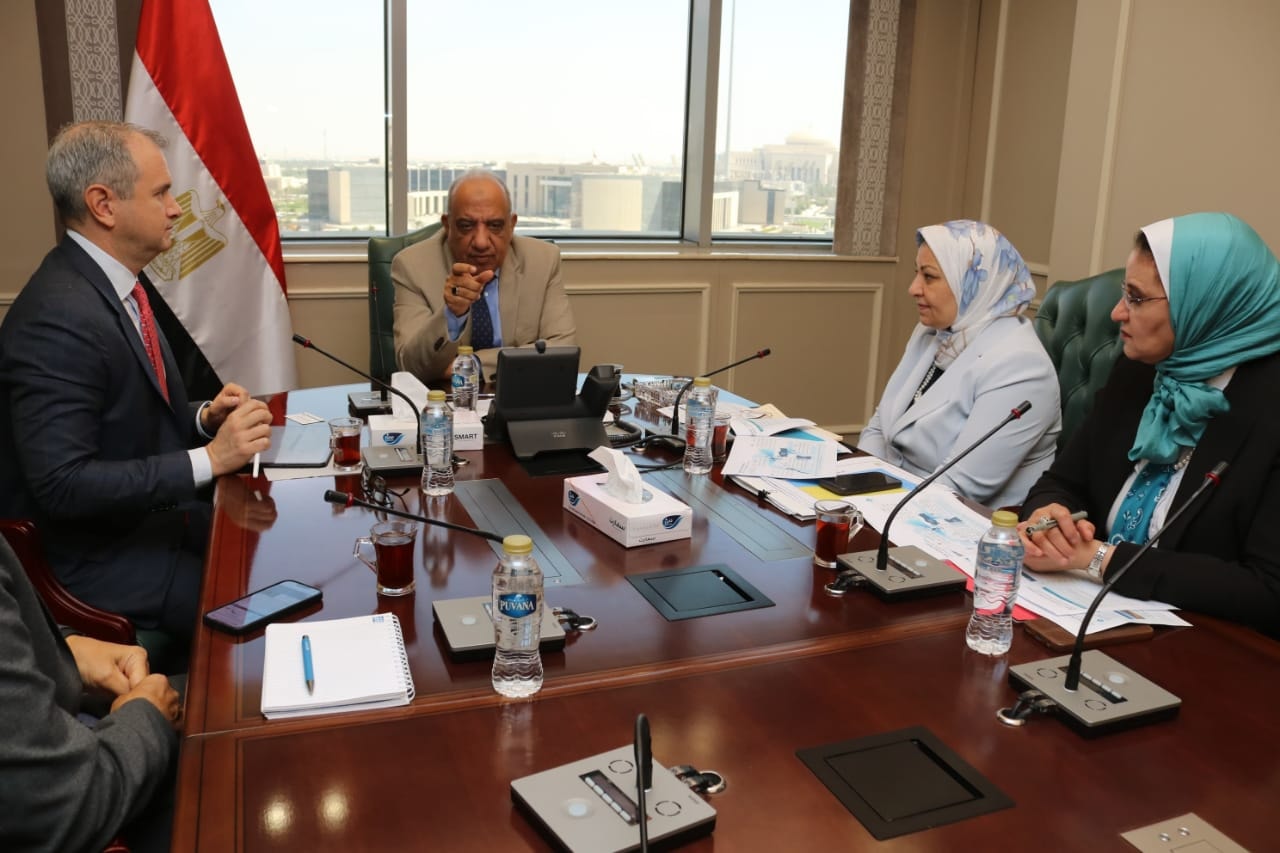 وزير الكهرباء يجتمع مع مسئولي شركة الكازار الإماراتية