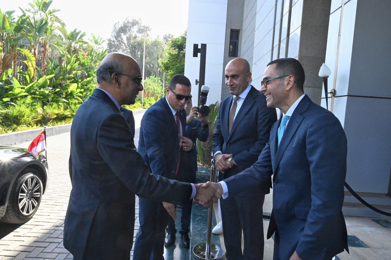 وزير الاستثمار يلتقي رئيس جمهورية سنغافورة