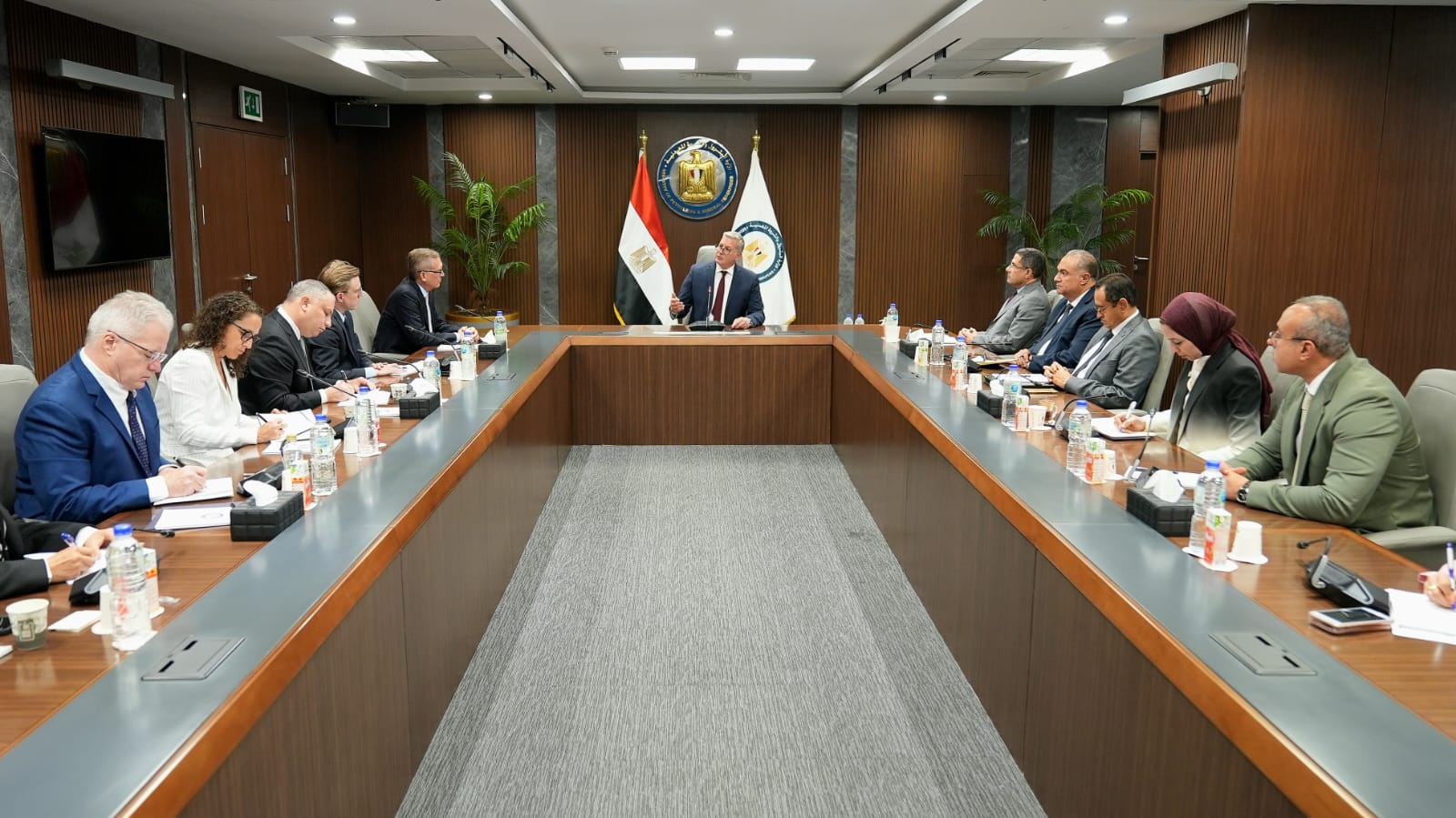 وزير البترول يلتقي مع وفد مؤسسة تمويل التنمية الأمريكية