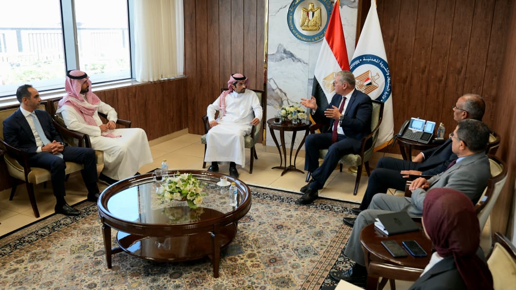 وزير البترول مع مسئولي الشركة السعودية المصرية للاستثمار